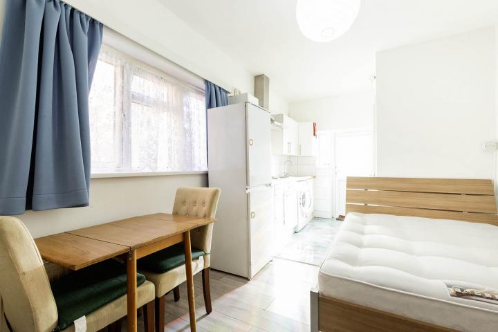 			Studio Apartment, 1 bath, 1 reception Apartment			 Ash Grove, Cricklewood (Inclusive of Council tax, Gas+ Water)